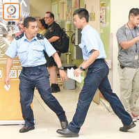 兩名警員遇襲受傷送院治理。（馬竟峯攝）