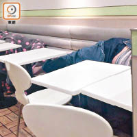 荃灣一間快餐店聚集近廿名露宿者，部分更躺在椅子上。