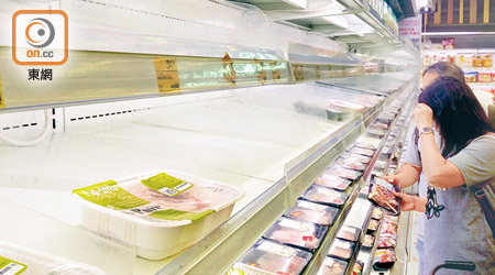 市民紛紛為打風做好準備，超市凍肉幾乎被搶購一空。（黃雄攝）