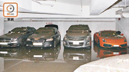 杏花邨<br>林寶堅尼跑車（右）與多輛名貴房車滿布泥濘。（梁鑫文攝）