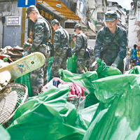 庇山耶街<br>官兵們合力將滿滿的垃圾收集一起。（互聯網圖片）