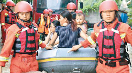 廣西<br>廣西欽州持續暴雨，消防員出動橡皮艇救出被困災民。（互聯網圖片）