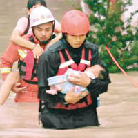 廣西有消防員將被困嬰兒救出。（互聯網圖片）