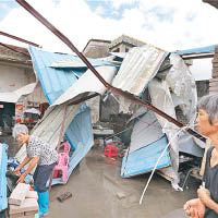 當地村民合力重建滿目瘡痍的村莊。（互聯網圖片）