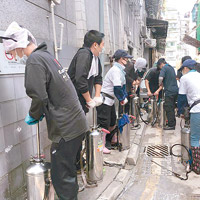 澳門官民在完成清理的街道噴滅蟲劑。（互聯網圖片）