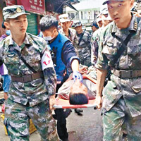 救傷兵把執勤期間暈倒的人員抬往救傷站。（互聯網圖片）