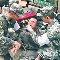 在救災執勤中不適的官兵接受治理。（互聯網圖片）
