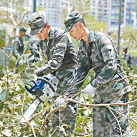 官兵使用電鋸移除阻路的塌樹。（互聯網圖片）