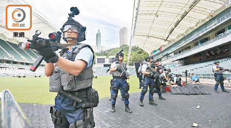 反恐特勤隊在香港大球場高度戒備，邊疏散觀眾，邊緝捕恐怖分子。（高嘉業攝）