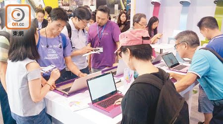 香港電腦通訊節昨日開鑼，場內的優惠產品吸引不少市民專程購買。（林希孺攝）