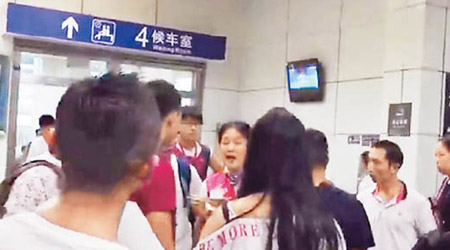 廣州站有乘務員被指公然收錢，讓乘客插隊。（互聯網圖片）