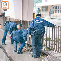 警員在黃泥涌道協助疏導渠口。（左錦鴻攝）