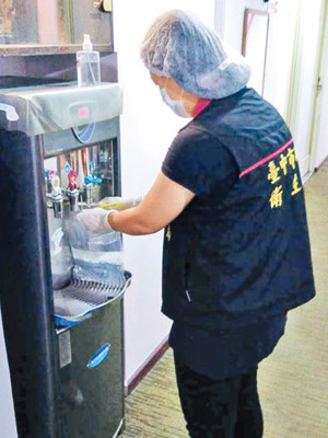 台衞生局人員到涉事酒店採集飲用水化驗。（互聯網圖片）