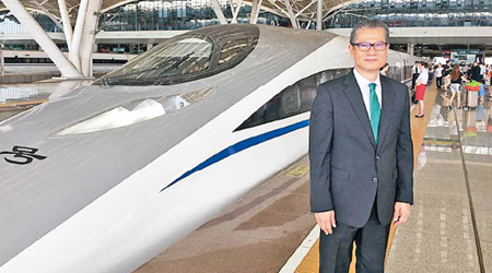 陳茂波喺武漢搭高鐵去鄭州，大讚快捷舒適。（互聯網圖片）