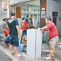 十月初五街<br>十月初五街商戶清洗被浸設施。