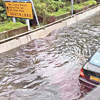 深水埗<br>港鐵南昌站外行車天橋亦水浸變河道。（互聯網圖片）