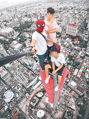 曼谷<br>Samuel Chan與友人在酒店塔頂打卡自拍。（互聯網圖片）