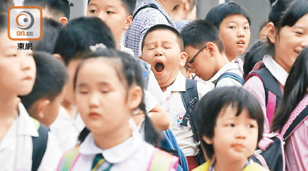 跨境學童「萬里長征」來港上學，難掩睡意。