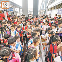福田口岸<br>大批跨境學童昨日大清早經口岸過關，再在落馬洲坐校巴上學。