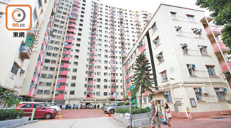 模範邨是該批檢討屋邨中樓齡最高，但重建無期。