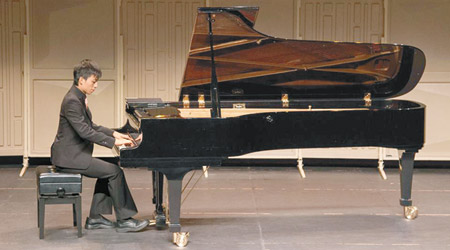 匡仁曾公開演奏鋼琴。（互聯網圖片）