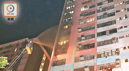 香港仔<br>消防員架起雲梯開喉救火。