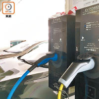 政府鼓勵停車場配備電動車充電設施。
