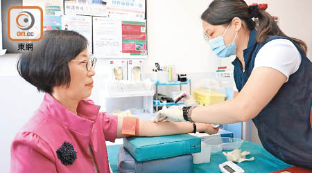 陳肇始在捐血站登記成為骨髓捐贈者，即場抽血檢查。