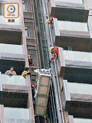 兩名工人受傷被困吊船，由消防高角度拯救專隊營救。（郭垂垂攝）