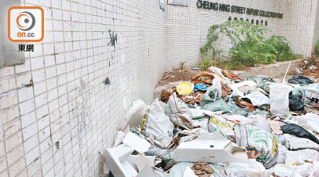 土瓜灣長寧街垃圾收集站門外擺滿大量建築廢料及垃圾。