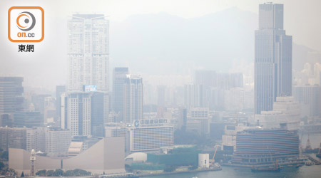 本港昨日多區空氣污染嚴重，部分區域錄得空氣質素健康指數為「10+」。（胡家豪攝）