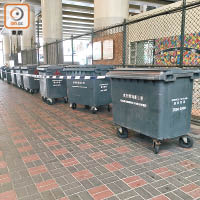 食環署近日已加設多個大型垃圾箱，阻礙集運公司開檔。