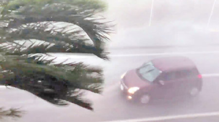 宮古島橫風橫雨。（互聯網圖片）