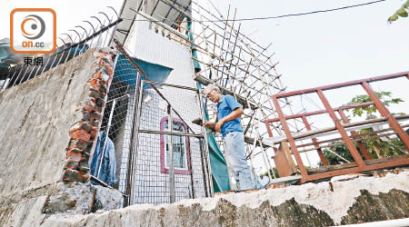 申訴專員揭發的崇山新村村屋霸地個案，業主陳先生稱已拆了佔用官地的半間村屋。（黃雄攝）