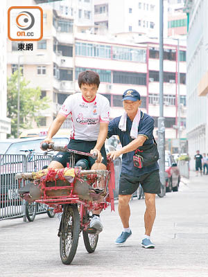 阿寶（左）踩重量級單車，雄哥（右）都要喺單車尾扶住平衡吓。（受訪者提供）