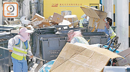 食環署人員及外判清潔工加緊清理堆積的垃圾。