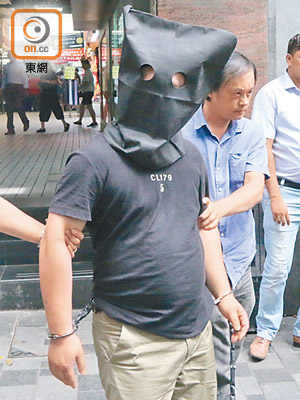 韋慶青（蒙頭者）與另外兩名姓韋的被告同被控一項入屋犯法罪，還押候訊。