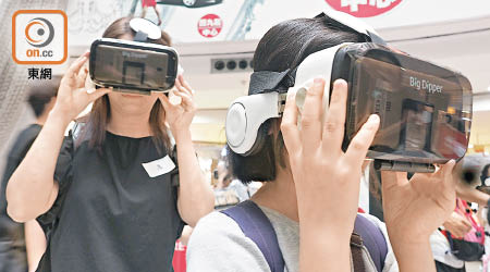 參加者可戴上VR虛擬實境眼鏡，體驗以聽障人士角度學習手語。