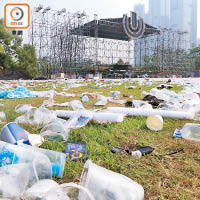 電音節過後，會場遺下大量垃圾。（左錦鴻攝）