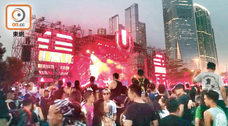 在西九舉行的大型戶外電子音樂節吸引大批樂迷狂歡。