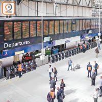 有乘客指港鐵與另一間公司合力接手英國西南部鐵路後，車站及列車變得更整潔。（楊嘉莉攝）