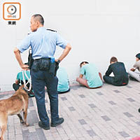 警方帶同警犬到場控制場面。