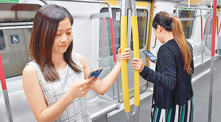 港鐵荃灣線列車引入「一開二」新款扶手，網民評價好壞參半。（港鐵Fb專頁圖片）