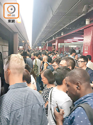 荔景站月台擠滿登車乘客。（黃韻倩攝）