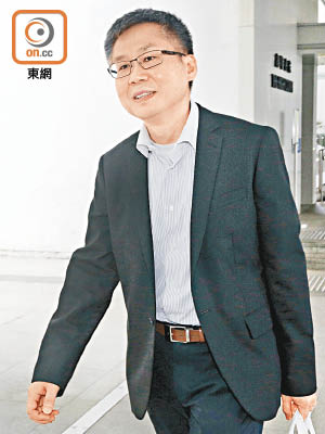 答辯人彭輝認為自己是在公餘時間替香港會計師公會「改卷」，故不屬「打工」。（何天成攝）