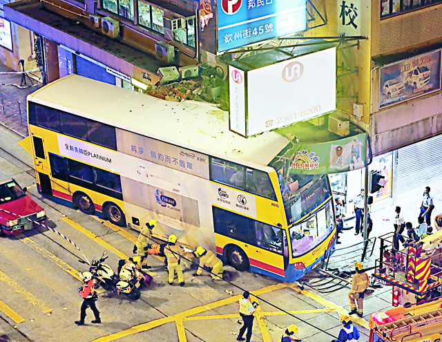 城巴剷行人路3死29傷