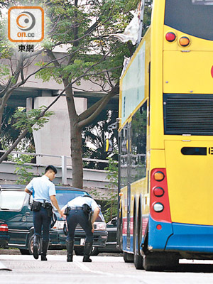 肇事城巴被拖到九龍灣汽車扣留中心檢驗。（陳錦昌攝）