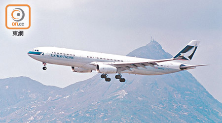 國泰旗下一架客機，在本港飛往澳洲阿德萊德期間，中途出現引擎故障。（資料圖片）