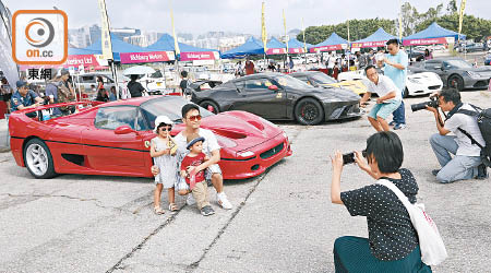 市民爭相與名車拍照。（袁志豪攝）