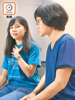 結業學員翠怡（左）得友師葉志芬（右）鼓勵，報讀珠寶設計課程。（周翠怡攝）